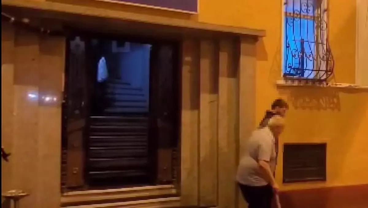 beyoglunda bastonlu dede uyusturucu ticareti yaparken yakalandi Pe1qMEsr