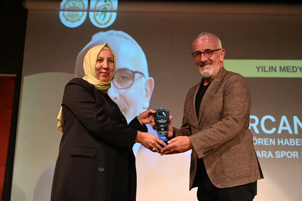 ercan ata 18inci anadolu spor odullerinde yilin medya insani odulunu aldi CHXtFKLB