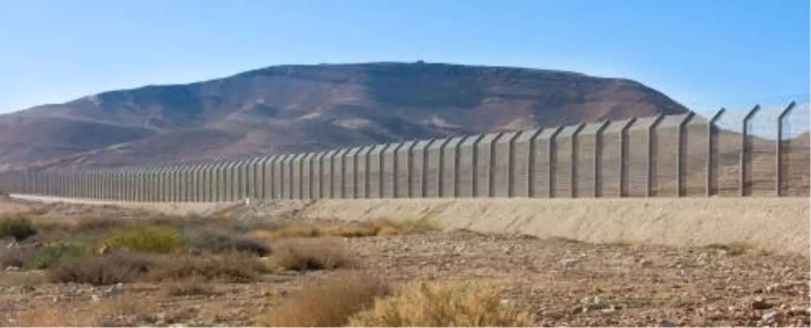 israil ordusu misir sinirinda kacakcilik girisiminde bulunan bir kisiyi oldurdu DJQeBZZY.jpg