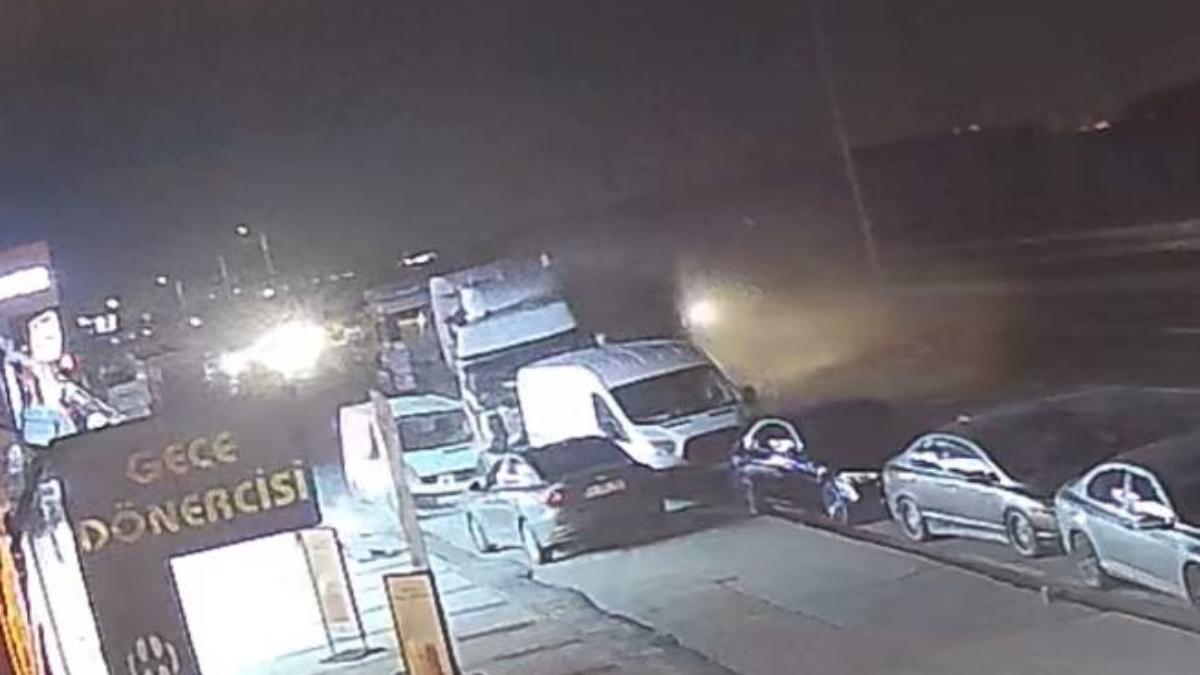 istanbulda kontrolden cikan tir park halindeki araclari bicti uLtTazeA.jpg