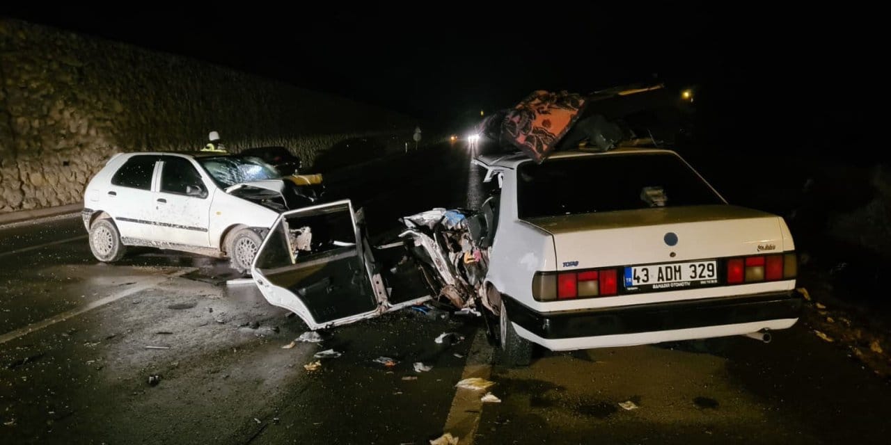 Kütahya’da iki otomobil kafa kafaya çarpıştı: 11 aylık bebek dahil 4 yaralı