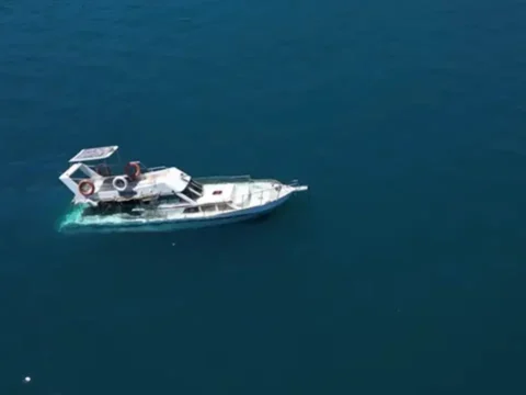 İzmir’de denizde korku dolu anlar: Su alan teknedeki 6 yolcu kurtarıldı!